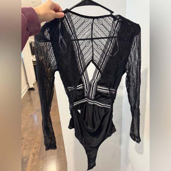 Lulus black lace bodysuit size small - Picture 2 of 3